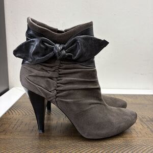 Via Spiga Degli Ankle Boots Women Size 7.5M Grey Real Suede Black Leather Bow